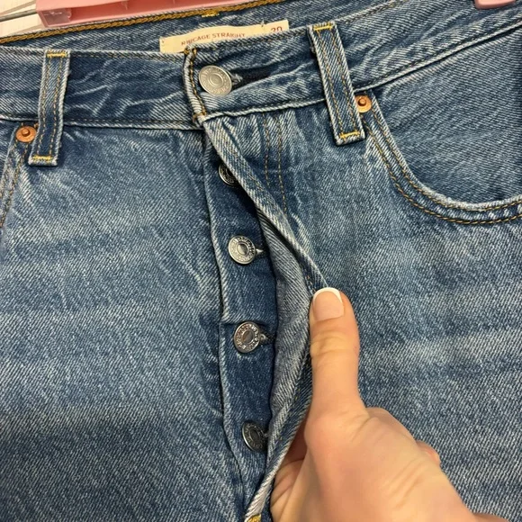 Levi's Women's Light Blue Straight Leg Jeans - Picture 7 of 7
